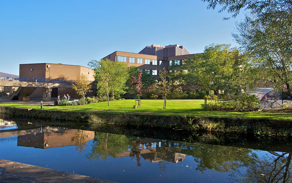 哈德斯费尔德大学
